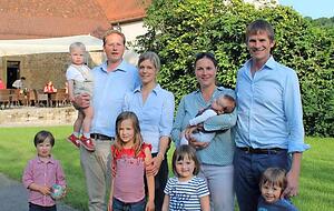Die Familie (v.l.): Gottfried Freiherr von Berlichingen mit Frau Julia sowie sein Bruder Hans Sigmund mit Frau Sabrina und ihren Kindern.
Foto: Katharina Müller Die Familie (v.l.): Gottfried Freiherr von Berlichingen mit Frau Julia sowie sein Bruder Hans Sigmund mit Frau Sabrina und ihren Kindern.
Foto: Katharina Müller
