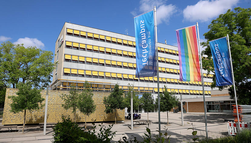 Die Hochschule Heilbronn versteht sich als Hochschule der Region: Im vergangenen Wintersemester haben 850 Studenten einen Abschluss bekommen. Die Hochschule Heilbronn versteht sich als Hochschule der Region: Im vergangenen Wintersemester haben 850 Studenten einen Abschluss bekommen.