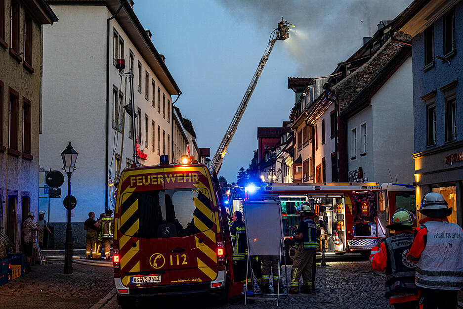 Zwei der sechs betroffenen Gebäude seien in der Nacht teilweise eingestürzt, sagte der Einsatzleiter der Feuerwehr. Zwei der sechs betroffenen Gebäude seien in der Nacht teilweise eingestürzt, sagte der Einsatzleiter der Feuerwehr.