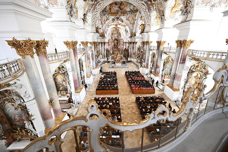 Ins M&uuml;nster Unserer Lieben Frau in Zwiefalten sind viele Menschen gekommen, um an die Opfer des Zugungl&uuml;cks bei Riedlingen zu gedenken. Drei Menschen waren dabei get&ouml;tet und Dutzende teilweise schwer verletzt worden.