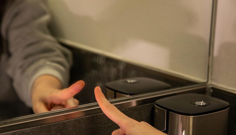 Fingertest und Fazit: Der Hack funktioniert nicht - trotz der Behandlung mit dem Spray erscheinen Fingerabdrücke am Spiegel. Fingertest und Fazit: Der Hack funktioniert nicht - trotz der Behandlung mit dem Spray erscheinen Fingerabdrücke am Spiegel.
