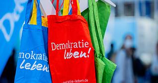 Das Programm &laquo;Demokratie leben!&raquo; soll bisher zivilgesellschaftliches Engagement f&uuml;r ein demokratisches Miteinander f&ouml;rdern. (Symbolbild)