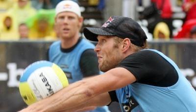 Julius Brink (r) baggert den Ball. Julius Brink (r) baggert den Ball.