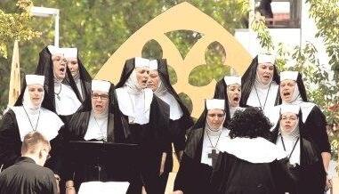 Die Frauen des himmlischen Chors bringen den Film &bdquo;Sister Act&ldquo; ins Leintal und sorgen für schwungvolle Rhythmen.Fotos: Dittmar Dirks