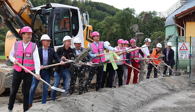 Die drei rosaroten Bürgermeister vom Kochertal zusammen mit Regierungspräsidentin Susanne Bay, Landrat Ian Schölzl und Beteiligten des Großprojekts. Die drei rosaroten Bürgermeister vom Kochertal zusammen mit Regierungspräsidentin Susanne Bay, Landrat Ian Schölzl und Beteiligten des Großprojekts.
