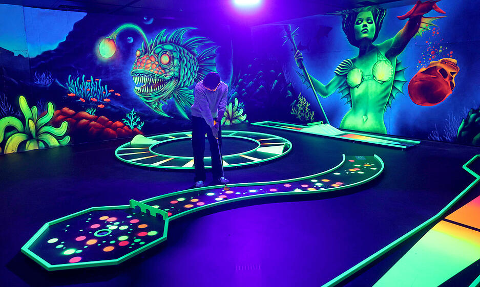 Mitarbeiter bereiten die Installationen und Abläufe für die geplante Eröffnung vor.