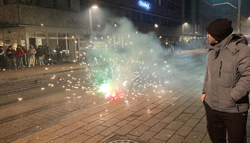 Explosion wenige Meter entfernt: Die Silvesternacht 2025/26 verlief stellenweise chaotisch und aggressiv.