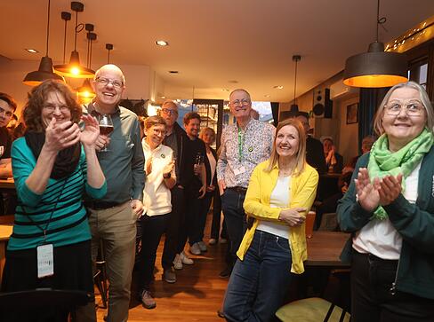 Blick auf die erste Prognose bei der Wahlparty der Grünen in Heilbronn im Craftelicious. Gudula Achterberg aus Leingarten freut sich über das Abschneiden ihrer Partei. Blick auf die erste Prognose bei der Wahlparty der Grünen in Heilbronn im Craftelicious. Gudula Achterberg aus Leingarten freut sich über das Abschneiden ihrer Partei.