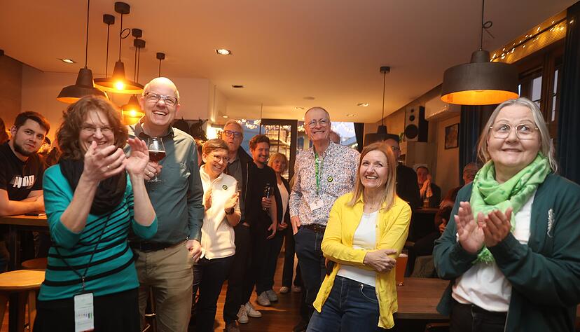 Blick auf die erste Prognose bei der Wahlparty der Gr&uuml;nen in Heilbronn im Craftelicious. Gudula Achterberg aus Leingarten freut sich &uuml;ber das Abschneiden ihrer Partei.