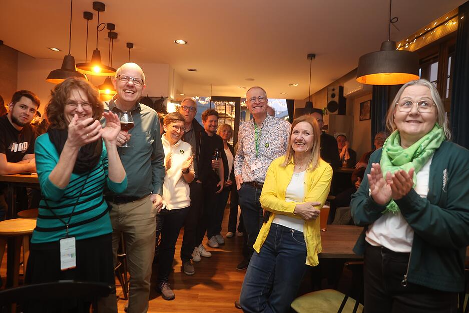 Blick auf die erste Prognose bei der Wahlparty der Gr&uuml;nen in Heilbronn im Craftelicious. Gudula Achterberg aus Leingarten freut sich &uuml;ber das Abschneiden ihrer Partei.