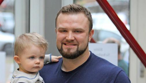 Griechisch-R&ouml;misch-Spezialist Eduard Popp, hier mit seinem eineinhalbj&auml;hrigen Sohn Jakob, baut auf das Konzept des VfL Neckargartach.