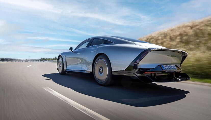 Die Form des Mercedes Vision EQXX folgt dem Ziel, den Luftwiderstand auf ein Minimum zu senken. Die Form des Mercedes Vision EQXX folgt dem Ziel, den Luftwiderstand auf ein Minimum zu senken.