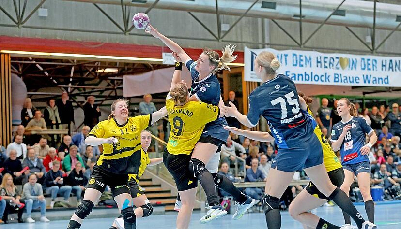 Die Abwehr von Borussia Dortmund ließ am Samstag zu wenige Räume, die die Sport-Union hätte nutzen können. In dieser Szene stoppt die deutsche Nationalspielerin Lisa Antl Neckarsulms tschechische Auswahlspielerin Veronika Andrysková.