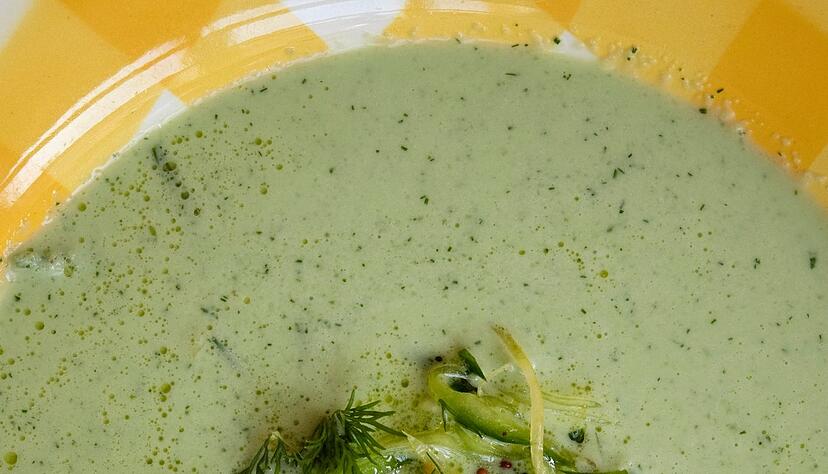Gurkenkaltschale: Frische, Aromen und Leichtigkeit liefert die klassische Gurkenkaltschale. Für den Geschmack sorgen vor allem Dill und Borretsch. Gurkenkaltschale: Frische, Aromen und Leichtigkeit liefert die klassische Gurkenkaltschale. Für den Geschmack sorgen vor allem Dill und Borretsch.