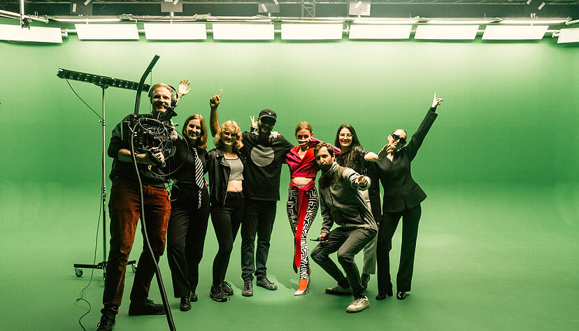 DHBW-Student Justin Irsch (ganz links) mit Crew: Die Heilbronner Kult-Disco "Erschte Klass" wurde virtuell zum Leben erweckt. DHBW-Student Justin Irsch (ganz links) mit Crew: Die Heilbronner Kult-Disco "Erschte Klass" wurde virtuell zum Leben erweckt.