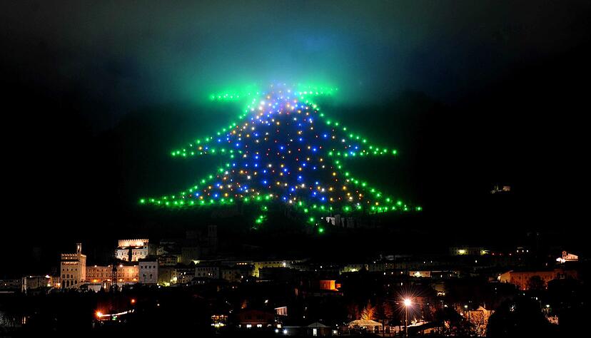 Der Baum so groß wie ein Berg: Eine 750 Meter hohe Lichtinstallation mit Hunderten Leuchtpunkten erstrahlt im Dezember 2009 am Berghang im italienischen Gubbio. (Archivbild)
