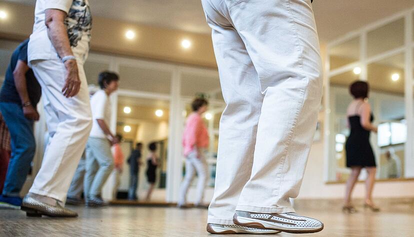 Tanzen trainiert Gleichgewicht und Koordination - davon k&ouml;nnen Parkinson-Betroffene profitieren.