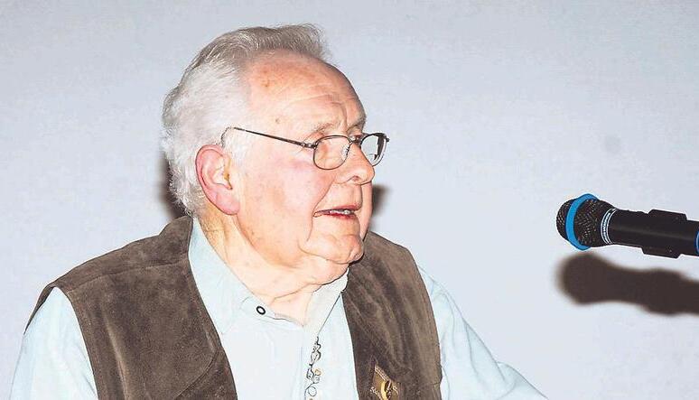 Reinhard Künzel fesselte die Zuhörer im Wasserschloss mit Geschichten über Redensarten und ihre Herkunft. Foto: Gabriele Schneider