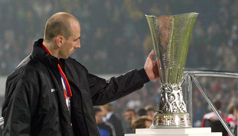 Im Jahr 2002 unterlag Borussia Dortmund mit Stürmer Jan Koller das Finale des UEFA-Cups dem Team von Feyenoord Rotterdam. Diesmal soll es anders laufen. Im Jahr 2002 unterlag Borussia Dortmund mit Stürmer Jan Koller das Finale des UEFA-Cups dem Team von Feyenoord Rotterdam. Diesmal soll es anders laufen.