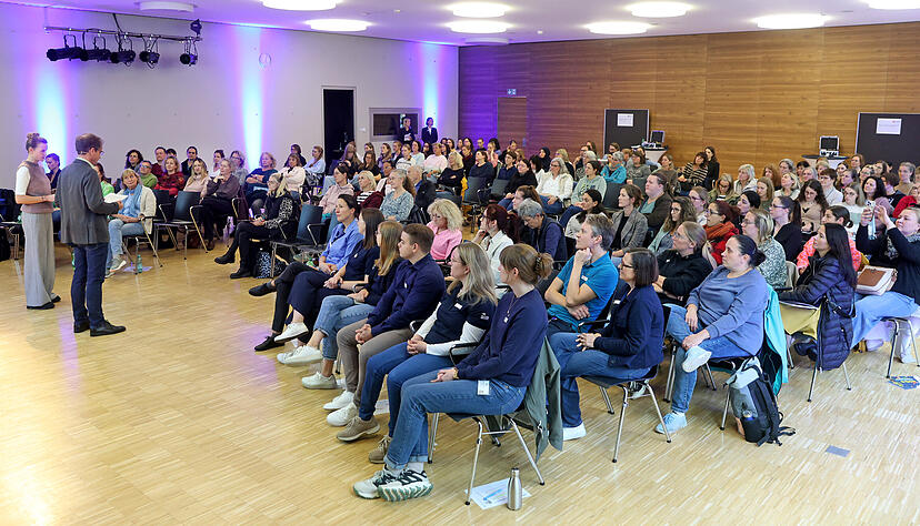 Zum Auftakt der Veranstaltung hatten die Teilnehmenden die Möglichkeit, sich in vier Themenecken auszutauschen. Zum Auftakt der Veranstaltung hatten die Teilnehmenden die Möglichkeit, sich in vier Themenecken auszutauschen.