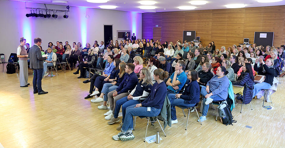 Zum Auftakt der Veranstaltung hatten die Teilnehmenden die Möglichkeit, sich in vier Themenecken auszutauschen.