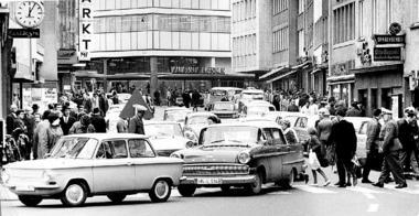 Gedränge 1965: Einkaufslustig schlängeln sich Passanten und Autofahrer am Ostersamstag durch die Fleiner Straße. Erst ab 1971 wird die Geschäftsstraße für Autofahrer gesperrt und zur Fußgängerzone umgestaltet. Der Merkur wird 1968 gesprengt.