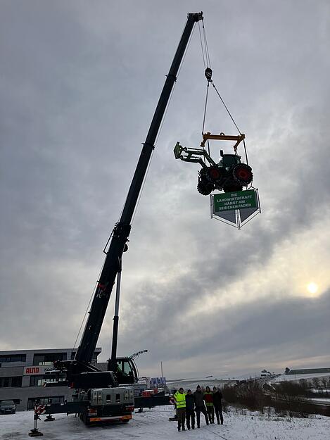 Traktor hängt an Kranseil: Außergewöhnliche Bauernprotest-Aktion in Fürfeld