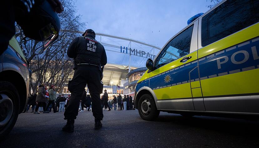 Mehrere Tausend Polizisten sicherten das Geschehen am Stadion und in der Stadt ab.
