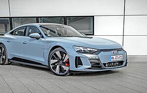 Das erste Elektroauto aus der Region: Der Audi-E-Tron GT ist ein klassischer Gran Turismo mit großen Rädern, kurzen Überhängen und schlanker Kabine.
Fotos: Emanuele Staino Das erste Elektroauto aus der Region: Der Audi-E-Tron GT ist ein klassischer Gran Turismo mit großen Rädern, kurzen Überhängen und schlanker Kabine.
Fotos: Emanuele Staino