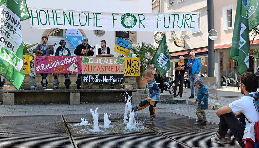 Wenn die zwei Kleinen wüssten, dass die Größeren gerade dafür streiten, dass sie auch in Zukunft noch gut auf der Erde leben können, würden sie sich wohl durchaus freuen.