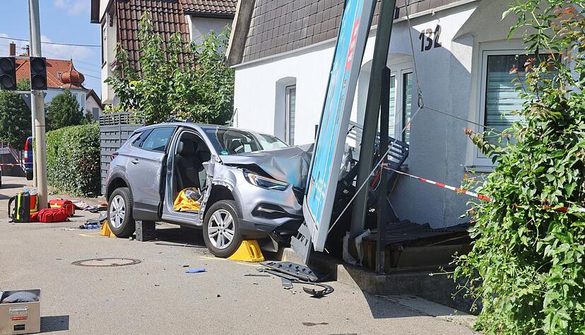 Das Auto erfasste das Kind. Es wurde durch die Wucht des Aufpralls weggeschleudert.