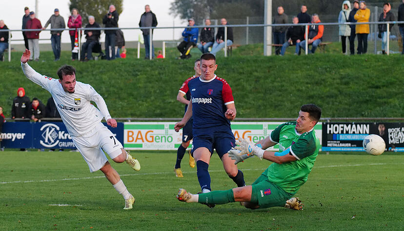 Balingens Silas Bader mit der Chance zum Anschlusstreffer. Hollenbachs Torh&uuml;ter Philipp H&ouml;rner lenkt den Ball noch an den Pfosten.