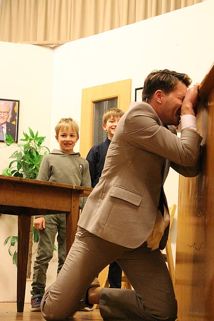 Das Schauspiel auf der B&uuml;hne begeistert das Publikum.