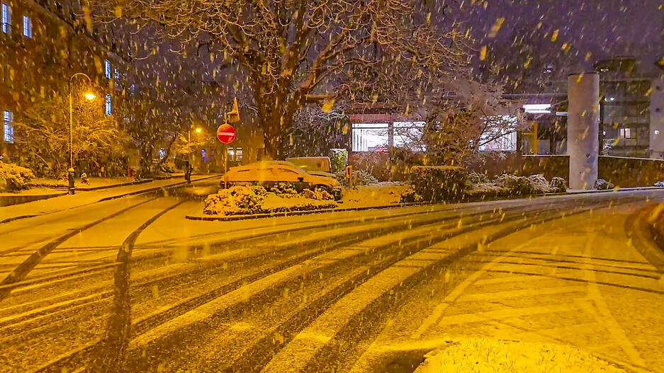 Im Süden von Baden-Württemberg sind bereits einige Zentimeter Schnee am Donnerstagabend gefallen. Im Süden von Baden-Württemberg sind bereits einige Zentimeter Schnee am Donnerstagabend gefallen.