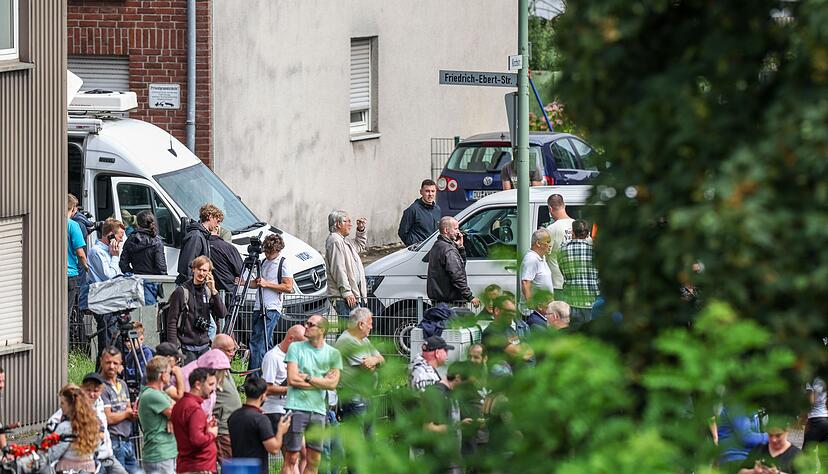 Die Sprengung lockte nicht nur Anwohner, sondern auch andere Schaulustige.