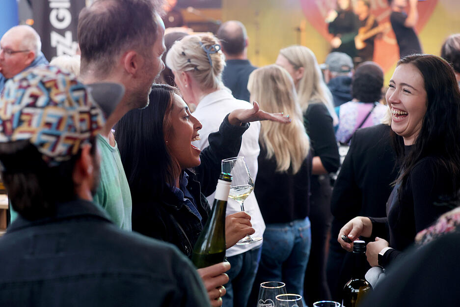 Am Freitagabend kann auf dem Heilbronner Weindorf ausgelassen gefeiert werden. Am Freitagabend kann auf dem Heilbronner Weindorf ausgelassen gefeiert werden.