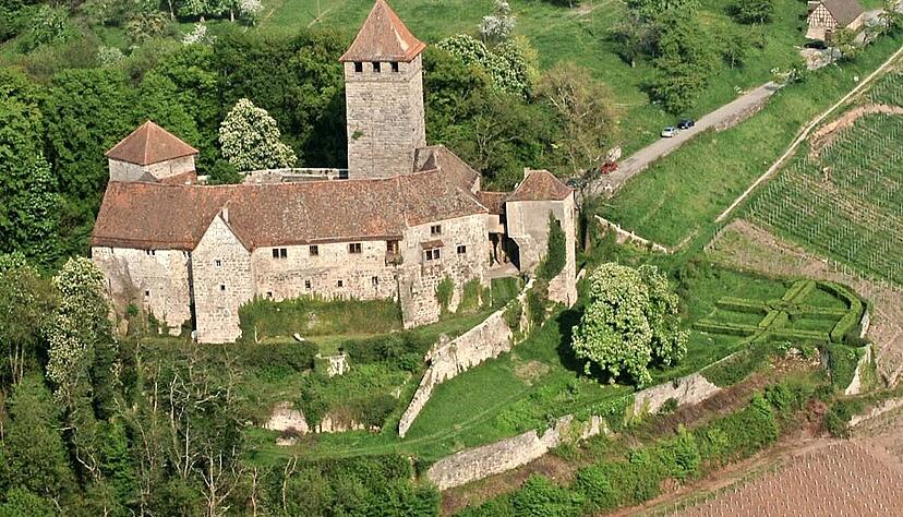 Einen Biergarten auf Burg Lichtenberg wünschen sich viele Ausflügler. Bis der aber realisiert werden kann, sind noch einige offene Fragen zu klären. Vor allem aber müssen Investor und Gemeinde auf einen gemeinsamen Nenner kommen.
Foto: Archiv/Kuhnle Einen Biergarten auf Burg Lichtenberg wünschen sich viele Ausflügler. Bis der aber realisiert werden kann, sind noch einige offene Fragen zu klären. Vor allem aber müssen Investor und Gemeinde auf einen gemeinsamen Nenner kommen.
Foto: Archiv/Kuhnle