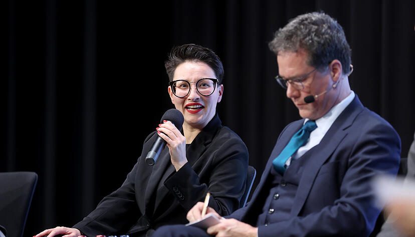 Engagiert &auml;u&szlig;ern sich die Kandidatin und die Kandidaten auf der B&uuml;hne beim HZ-Wahlforum in Neuenstein.