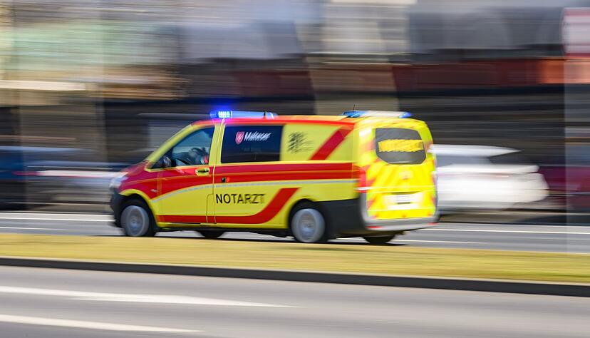 Der Mann ist noch am Unfallort gestorben. (Symbolbild) Der Mann ist noch am Unfallort gestorben. (Symbolbild)