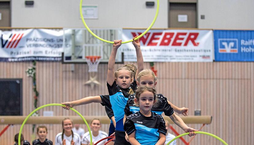 Der TSV-Nachwuchs aus dem Kochertal zeigt, was er drauf hat. Hier beweisen die Turnmädchen, wie sportlich und zugleich elegant man mit Reifen umgehen kann.
Fotos: Andreas Scholz