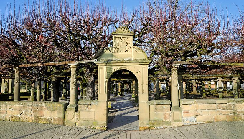 Die Lindenanlage, in deren Zentrum bis gegen Ende des Zweiten Weltkriegs die "1000jährige Linde stand, bescherte Neuenstadt den Beinamen "an der Linde".