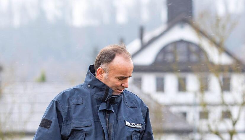 Romano Kr&ouml;ss, Leiter der Hundestaffel, mit seinem Riesenschnauzer Freddy.