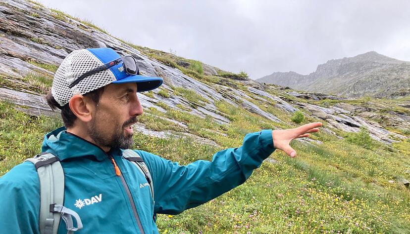 Der DAV-Geowissenschaftler Tobias Hipp zeigt auf die Vegetation - hier war früher Gletscher. Der DAV-Geowissenschaftler Tobias Hipp zeigt auf die Vegetation - hier war früher Gletscher.