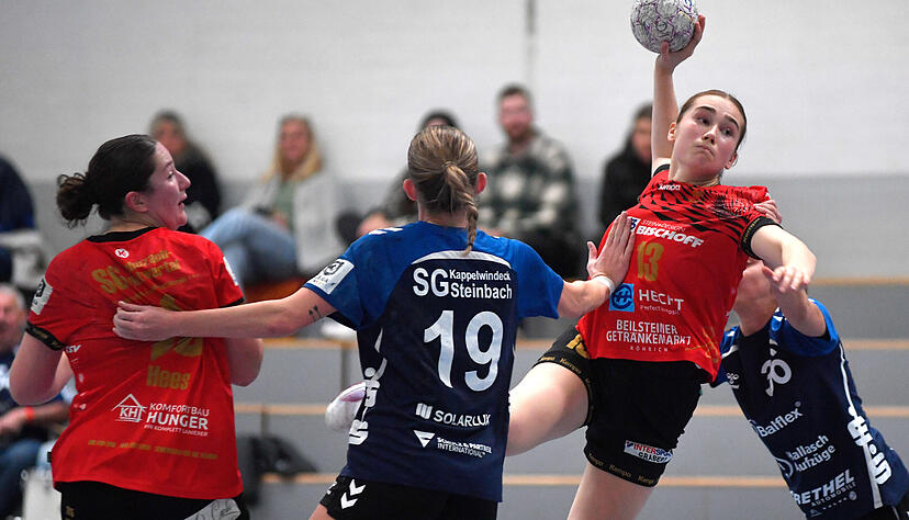 U19-Europameisterin Aylin Bornhardt (Zweite von rechts) lieferte als Spielmacherin eine gl&auml;nzende Partie ab. Die etatm&auml;&szlig;ige Kreisl&auml;uferin erzielte elf Treffer, Carlotta Hees (links) war neun Mal erfolgreich.