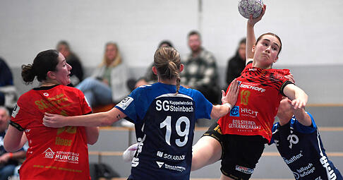 U19-Europameisterin Aylin Bornhardt (Zweite von rechts) lieferte als Spielmacherin eine gl&auml;nzende Partie ab. Die etatm&auml;&szlig;ige Kreisl&auml;uferin erzielte elf Treffer, Carlotta Hees (links) war neun Mal erfolgreich.