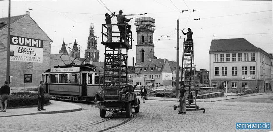 Unter Anleitung der BBC-Ingenieure verlegt 1951 das Heilbronner Werkstattpersonal die Obus-Fahrleitung hier bei der Karlstra&szlig;e.
