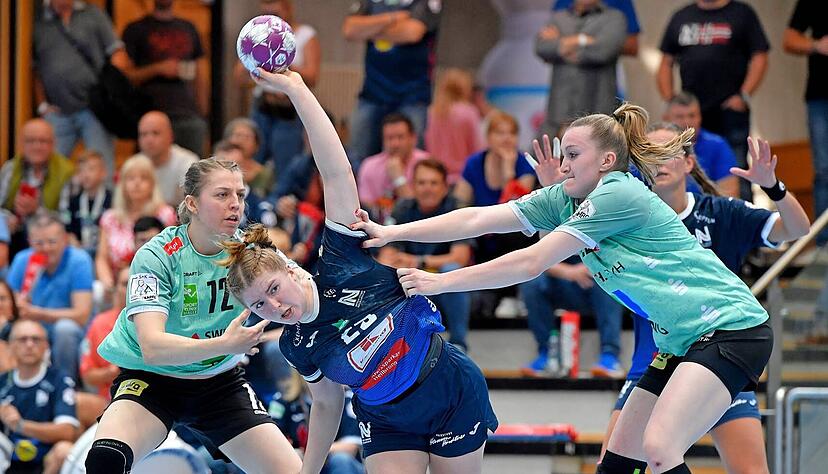 Ob − wie in dieser Szene − Nina Engel (Mitte) oder in zahlreichen anderen Situationen auch ihre Neckarsulmer Teamkolleginnen, die Entschlossenheit im Abschluss ist der Schlüssel für den dritten Saisonsieg der Sport-Union gewesen
Foto: Mario Berger Ob − wie in dieser Szene − Nina Engel (Mitte) oder in zahlreichen anderen Situationen auch ihre Neckarsulmer Teamkolleginnen, die Entschlossenheit im Abschluss ist der Schlüssel für den dritten Saisonsieg der Sport-Union gewesen
Foto: Mario Berger