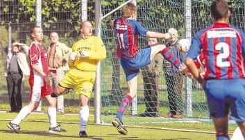 NSU-Torh&uuml;ter J&uuml;rgen Feil ist hier chancenlos und muss das 1:4 des Erlenbachers Holger Friedrich (Mitte) hinnehemen. Foto: Andreas Veigel