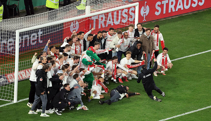Kommt ein Trainer fürs Jubelfoto herangerutscht. Sebastian Hoeneß (ganz in schwarz) schafft es gerade noch aufs Stuttgarter Siegerfoto.
the final Sebastian Hoeneß Coach