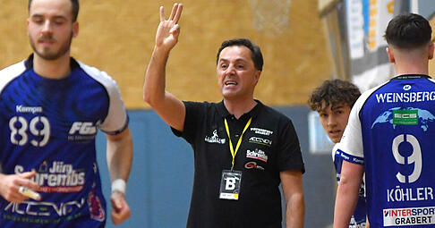 Weinsbergs Trainer Edin Hadzimuhamedovic (Mitte) hat den Regionalligisten Weinsberg optimal auf Neuenb&uuml;rg eingestellt.